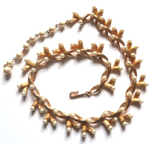 gilt pearl necklace