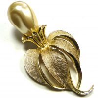 Sarah Coventry pearl gilt brooch