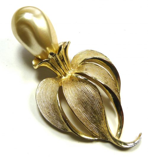 Sarah Coventry pearl gilt brooch