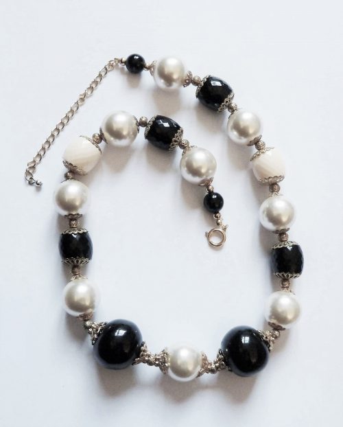 black & pearl bead necklace