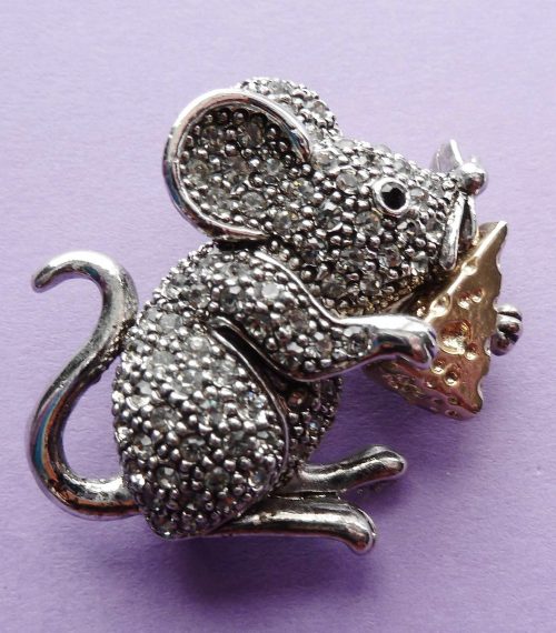 grey mouse brooch with cheese