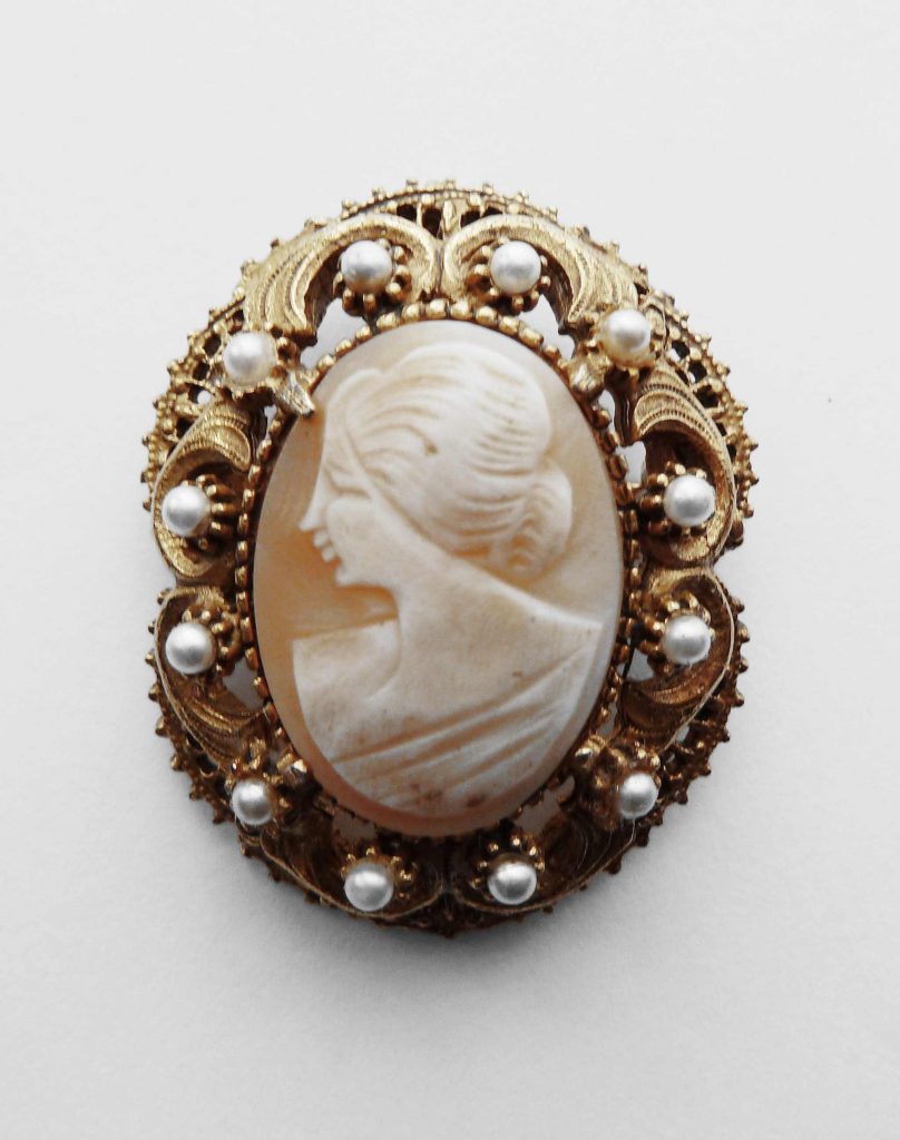 FLORENZA VINTAGE SHELL CAMEO AND FAUX PEARLS BROOCH ON GOLD TONE METAL ...