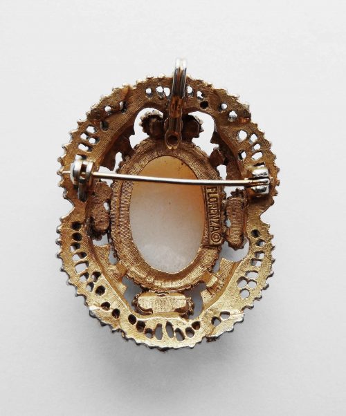 Florenze cameo pearls brooch back