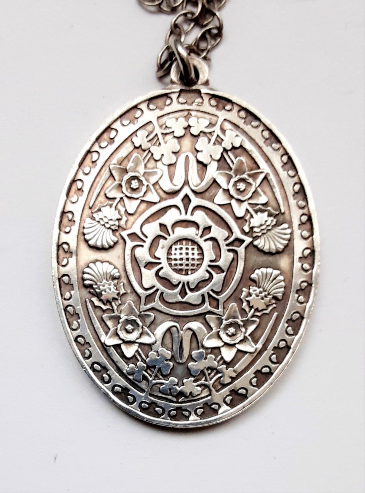 QUEEN ELIZABETH 11 SILVER JUBILEE 1977 STERLING PENDANT WITH FLORAL ...