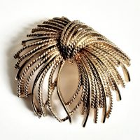 Monet gold tone brooch 1960s