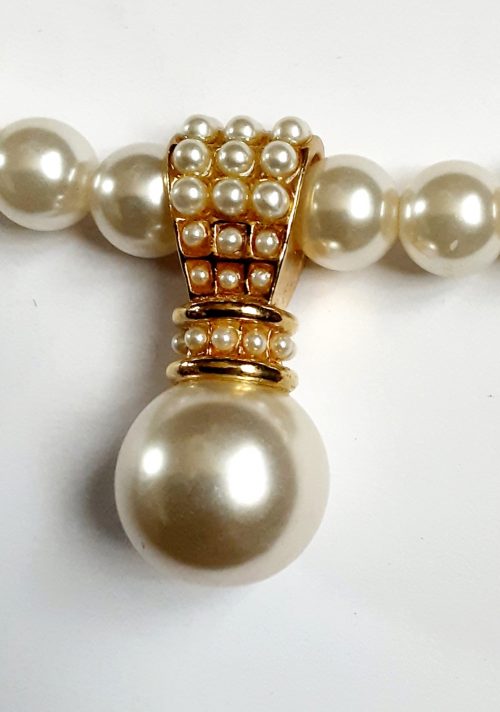 pearls gilt collar necklace closeup